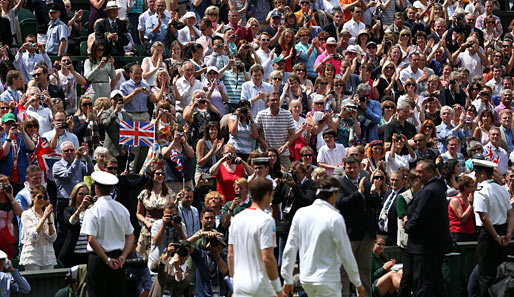 Nun aber rauf auf den Centre Court! Dort erwartete Andy Murray und Roger Federer (im Vordergrund) eine echte Gänsehautatmosphäre