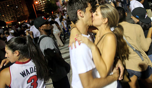 Liebe in Zeiten des NBA-Triumphes. Die Fans der Miami Heat ließen nach dem Titelgewinn ihren Gefühlen freien Lauf