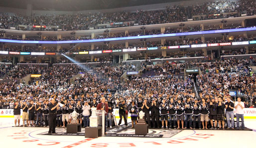 Im Staples Center wurden dann die Garanten des Erfolgs gebührend gefeiert. Hier gibt es Standing Ovations für Cheftrainer Darryl Sutter