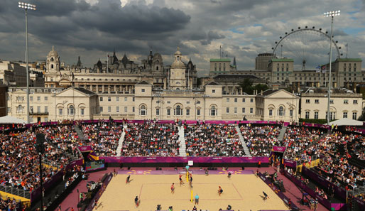Sensationelle Szenerie. Das Beach-Volleyball-Stadion mit wolkenverhangener Londoner City im Hintergrund wirkt beinahe schon surreal