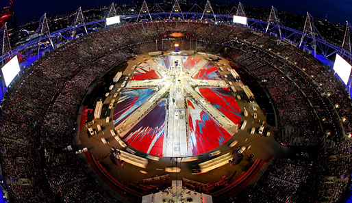 Was für ein Anblick! Die Bühne im Olympiastadion ist passend zur Abschlussfeier ein großer Union Jack. Kann man durchaus so machen...