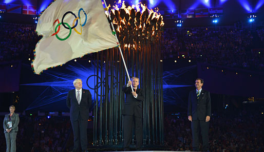 Die feierliche Übergabe: Londons Bürgermeister Boris Johnson und IOC-Boss Jacques Rogge übergeben die Olympische Fahne an Rio-Oberhaupt Eduardo Paes (v.l.n.r.)
