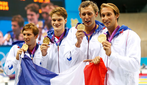 Marcel Jansen (2.v.l.) ist also unter die Schwimmer gegangen und hat die französische Staffel mit einem sensationellen Schlussspurt gegen Ryan Lochte zum Olympiasieg geschwommen. Oder war's doch Yannick Agnel...
