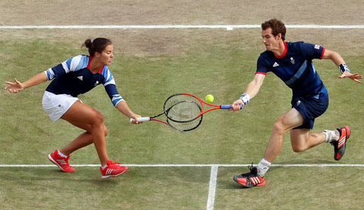 "Nimm du ihn, ich hab ihn sicher!" Laura Robson (l.) und Andy Murray (r.) beim Versuch Tennis zu spielen