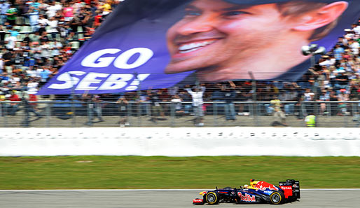 Die entrollen auf den Tribünen riesige Banner für Sebastian Vettel