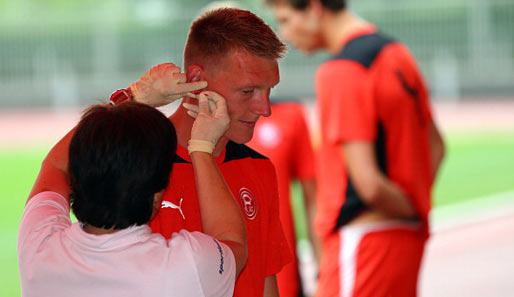 Einmal Pieksen: Axel Bellinghausen vom Aufsteiger Fortuna Düsseldorf unterbricht das Training für die Blutabnahme