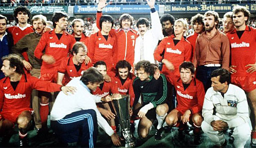 Der größte Erfolg: In der Saison 1979/80 gewann Frankfurt - nach einem 2:3 im Hinspiel - das Rückspiel mit 1:0 gegen Gladbach und holte erstmals den UEFA-Pokal an den Main