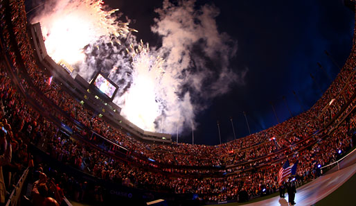 Tag 1: Let the games begin! Die US Open 2012 öffnen ihre Pforten - mit einem Feuerwerk. So was können die Amerikaner halt...