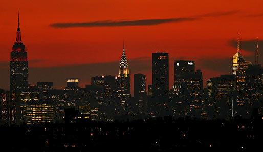 Zum Schluss noch ein wenig Sightseeing. Ein abendlicher Blick auf die berühmteste Skyline der Welt mit Empire State Building (l.) und Co.