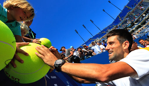 Schon am Tag zog Novak Djokovic gegen David Ferrer locker ins Herren-Finale ein. Er machte es kurz, hatte also viel Zeit, um Autogramme zu schreiben