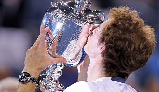 Auf diesen Kuss musste Murray viele Jahre warten. Nun ist er endgültig im Kreis der ganz Großen des Herren-Tennis angekommen