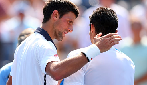 Ein nettes Bild: Novak Djokovic scheint seinen haushoch unterlegenen Gegner Rogerio Dutra Silva zu trösten. Motto: "Hey, so schlecht warst du gar nicht!"