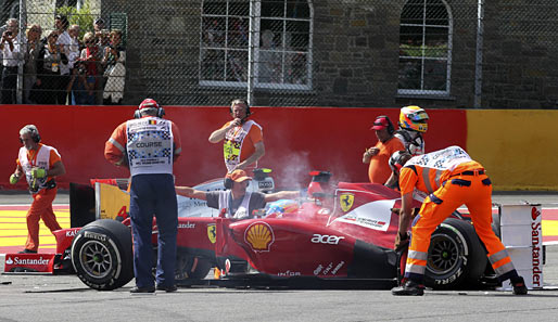 Fernando Alonso saß nach dem Crash noch lange in seinem Ferrari und wartete auf medizinische Hilfe