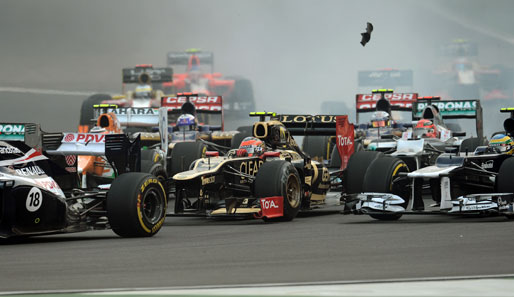 Ein insgesamt unspektakulärer Start. Nur Jean-Eric Vergne im Toro Rosso fährt Michael Schumacher zu nah auf und schlitzt dem Deutschen einen Hinterreifen auf