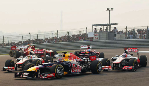 Mark Webber in seinem Red Bull wird dagegen von Beginn an von zwei McLaren und zwei Ferraris gejagt
