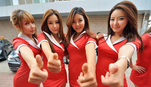Grid-Girls in Südkorea: Ja Mädels, wir finden euch auch Spitze! Daumen hoch!