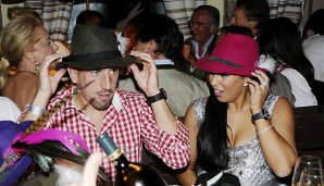 Bayerns Dribbelkünstler Franck Ribery weiß durch modische Kopfbekleidung aufzufallen. Neben ihm seine Ehefrau Wahiba