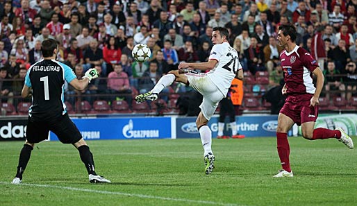 CFR Cluj - Manchester United 1:2: Robin van Persie (M.) erzielte die beiden Treffer für Manchester United
