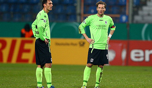 Grzegorz Wojtkowiak and Benjamin Lauth von 1860 München mussten ab der 27. Spielminute in Unterzahl spielen. Guillermo Vallori musste mit Rot vom Platz