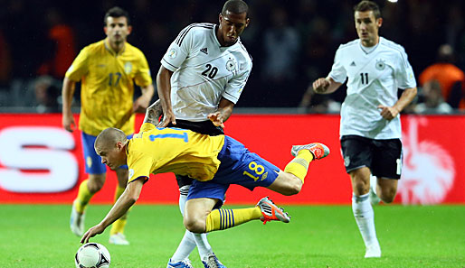 Deutschland - Schweden 4:4: Jerome Boateng durfte wegen der Verletzung von Marcel Schmelzer im Team bleiben und bearbeitete die Schweden mit allen Mitteln
