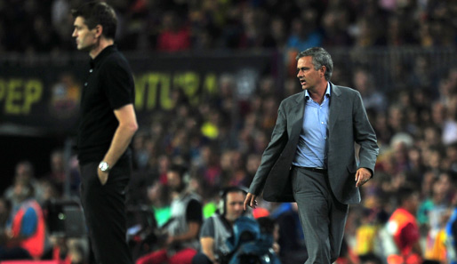 Pikantes, aber diesmal friedliches Aufeinandertreffen: Beim letztjährigen Gastspiel von Mourinho drückte dieser Barca-Coach Vilanova noch den Finger ins Auge