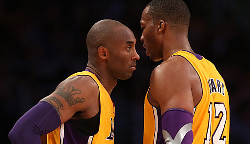 Not amused: Kobe Bryant (l.) und Dwight Howard