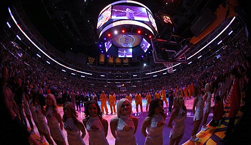 "Oh say, can you see by the dawn's early light" - die Nationalhymne vor dem Duell zwischen den Lakers und den Mavericks