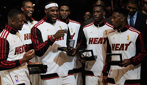 Da sind die Dinger: Die Stars der Heat begutachten vor dem Auftakt ihre NBA-Championship-Ringe