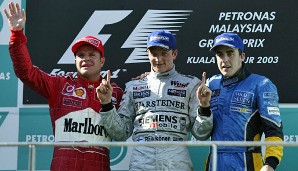 Alonso (r.) stand 2003 erstmals auf dem Podium. Hinter Kimi Räikkönen (M.) und Rubens Barrichello wurde er in Malaysia Dritter