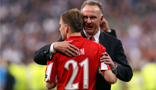 Trost von Karl-Heinz Rummenigge: Nach einer grandiosen Saison verlieren Philipp Lahm und die Bayern das Champions-League-Finale 2010 gegen Inter Mailand mit 2:0.