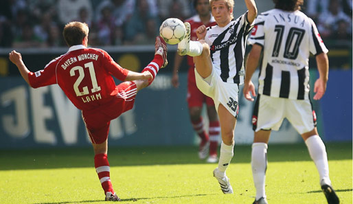 Poldi schlägt in München nicht ein, dafür Lahm umso mehr. In der Saison 06/07 avanciert er zur Stammkraft beim FCB und bestreitet dabei alle 34 Bundesliga- sowie 9 von 10 Champions-League-Spielen.