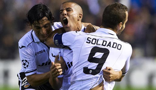 Feghouli (M.) bejubelt mit Soldado und Tino Costa seinen Treffer zum 1:0