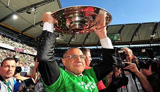 ... bis der Messias kam. Am 13. Juni 2007 unterschrieb Felix Magath in Wolfsburg und wurde 2009 Meister - danach ging er nach Schalke