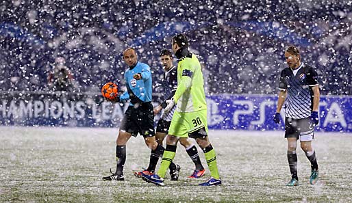 Im dichten Schneetreiben wurde das Spiel bereits in der ersten Halbzeit noch unterbrochen. Doch nach kurzer Pause ging's weiter