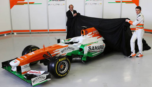 Force India enthüllt den VJM06, Pilot Paul di Resta fasst selbst mit an. Den Namen seines neuen Teamkollegen blieb der Rennstall aber zunächst schuldig