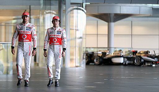 Auf zur Präsentation: Nach Lotus stellte McLaren mit den Piloten Jenson Button (l.) und Sergio Perez ihren neuen Boliden im englischen Woking vor