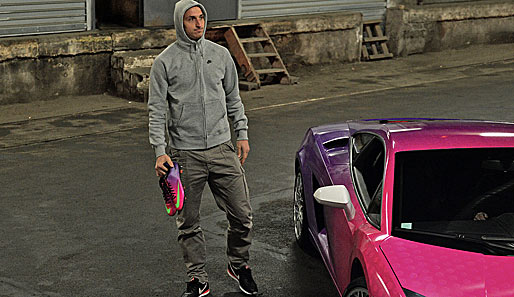 Mr. Cool kommt an. Zlatan Ibrahimovic fährt im schicken Sportwagen vor. In der rechten Hand trägt Ibra den neuen Schuh