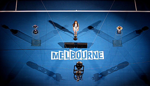 Startschuss in Melbourne: Isabella Mascia singt während der Eröffnungszeremonie die Nationalhymne Australiens