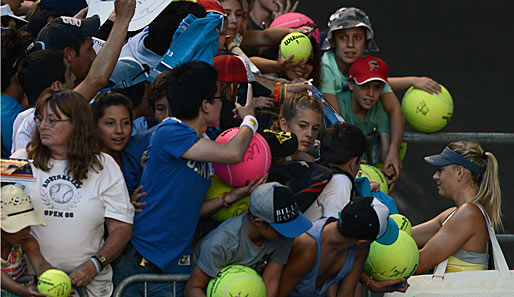 Maria Sharapova fliegt regelrecht durch das Turnier und die Fans auf sie! Da ist die Russin wohl noch eine Weile mit Autogramme schreiben beschäftigt