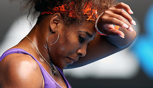 Offenbar kann man auch Unglück im Glück haben: Sportlich läuft es für Serena Williams hervorragend, doch erst knickte sie um und schlug sich dann eine Runde später auch noch den eigenen Schläger gegen die Lippen