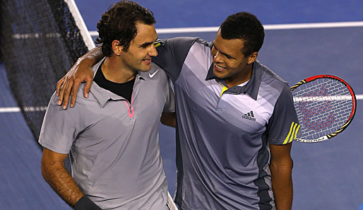 Tag 10: Wer über 3,5 Stunden gemeinsam auf dem Court steht, darf sich auch mal umarmen. Roger Federer (l.) und Jo-Wilfried Tsonga lieferten sich...