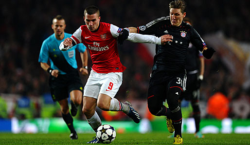 Nach der Pause brachte Lukas Podolski, hier im Duell mit Freund Bastian Schweinsteiger, die Londoner nach einem Eckball zurück ins Spiel