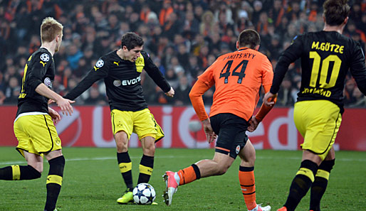 Die Borussia meldete sich mit dem Ausgleich zurück: Robert Lewandowski schlug erst ein perfektes Luftloch, ließ so zwei Verteidiger aussteigen und schob danach ein