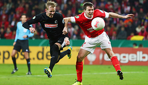 Die Freiburger um Jan Rosenthal (l.) stehen erstmals im Halbfinale des DFB-Pokals
