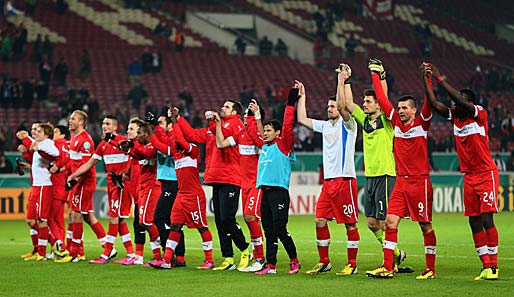 VFB STUTTGART - VFL BOCHUM 2:0: Halbfinal-Ticket gebucht! Die Stuttgarter Spieler lassen sich nach dem Arbeitssieg gegen Bochum feiern