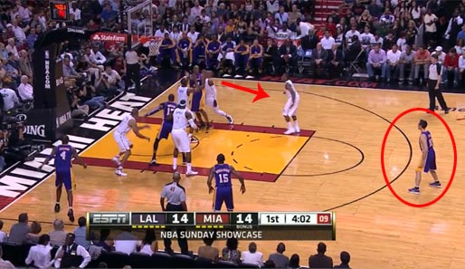 Kobe sieht das (Pfeil) und passt den Ball raus auf Nash, der zum offenen Dreier kommt