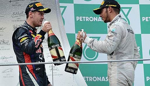 Die Champagner-Dusche genoss Dreifach-Weltmeister Vettel daher schaumgebremst, mit Hamilton stieß er trotzdem an - Cheers!
