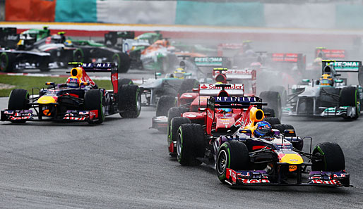 Heiß ging es nach dem Start her: Sebastian Vettel behielt im Regen die Kontrolle, dahinter drängelte Erzrivale Fernando Alonso im Ferrari etwas zu ungeduldig