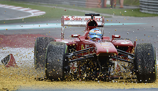 Bei seinem 200. Grand Prix flog Alonso mit ramponiertem Frontflügel in Runde zwei ab - das Jubiläum hätte sich der Spanier anders vorgestellt