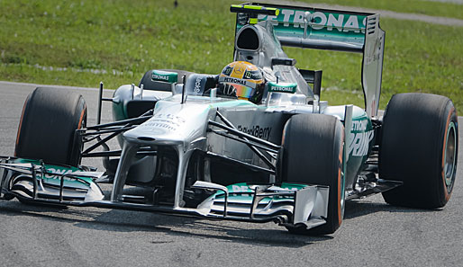 Mit einer Unkonzentriertheit sorgte Lewis Hamilton für Gelächter: Der Mercedes-Pilot wollte bei Ex-Arbeitgeber McLaren seine Reifen wechseln - tja, Gewohnheit